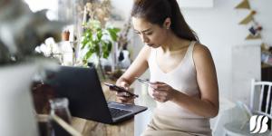 Woman purchasing online. Sandy Spring Bank Safe Online Shopping Tips.